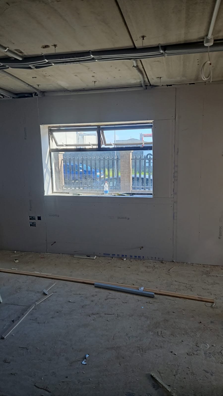 Plasterboard installation for internal walls